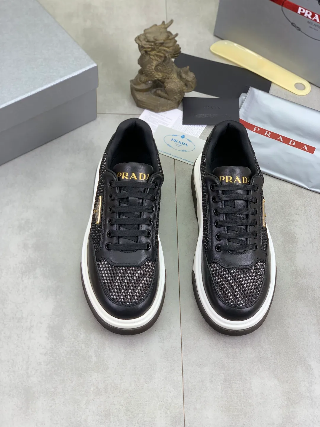 Men's Men's Shoes 💰P560 💰【New Style】 The latest model of high-quality PRADA classic men's shoes has been launched on the official website at a 1:1 replica, synchronized in Hong Kong and on the same catwalk; all made of calfskin➕imported cowhide lining, 🍡🍡original rubber outsole, non-slip and wear-resistant; comfortable on the feet, attractive style, fine workmanship, and simple and neat shoe lasts, highlighting a man's courage and toughness, 👍size 38 to 44 (45 can be customized) black White color🉑️choose